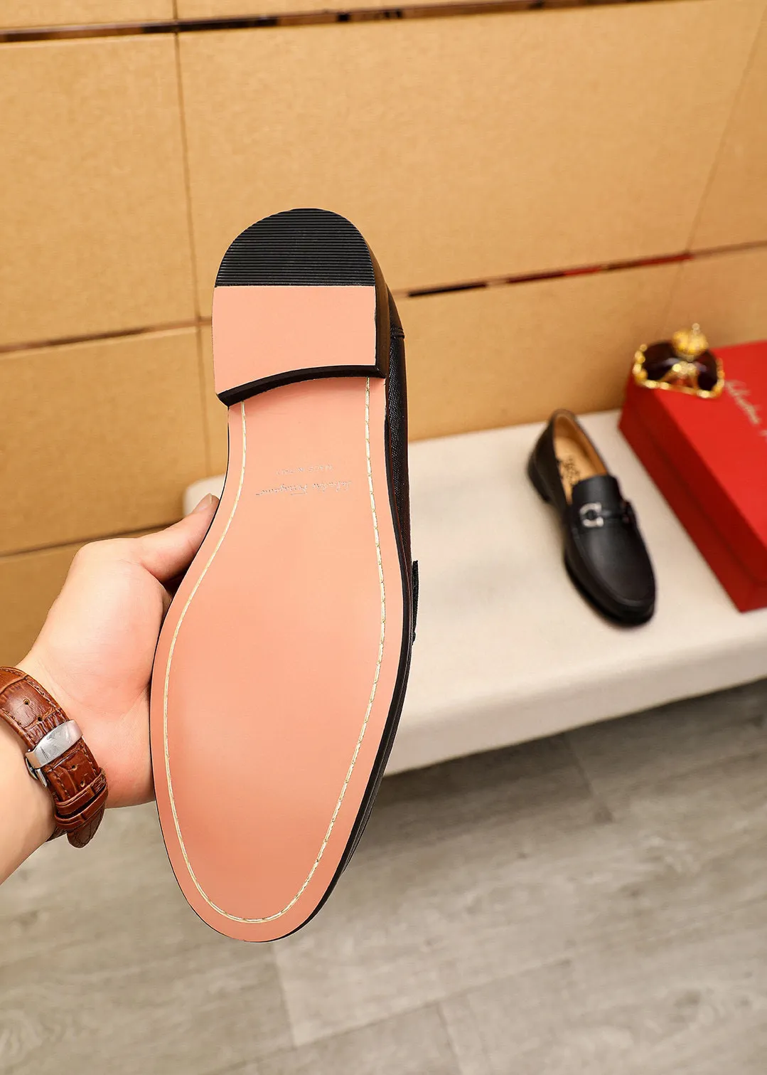 Men's shoes 💰442 💐 Product trademark: Ferragamo "Ferragamo" casual leather shoes Regular size: 38-44 (45.46🉑️customized) Product materials: Selected imported first-layer cross-grain cowhide upper + original hardware buckle, imported water-dyed cow leather lining. Strong three-dimensional visual effect, combined outsole Color: 1⃣️color optional